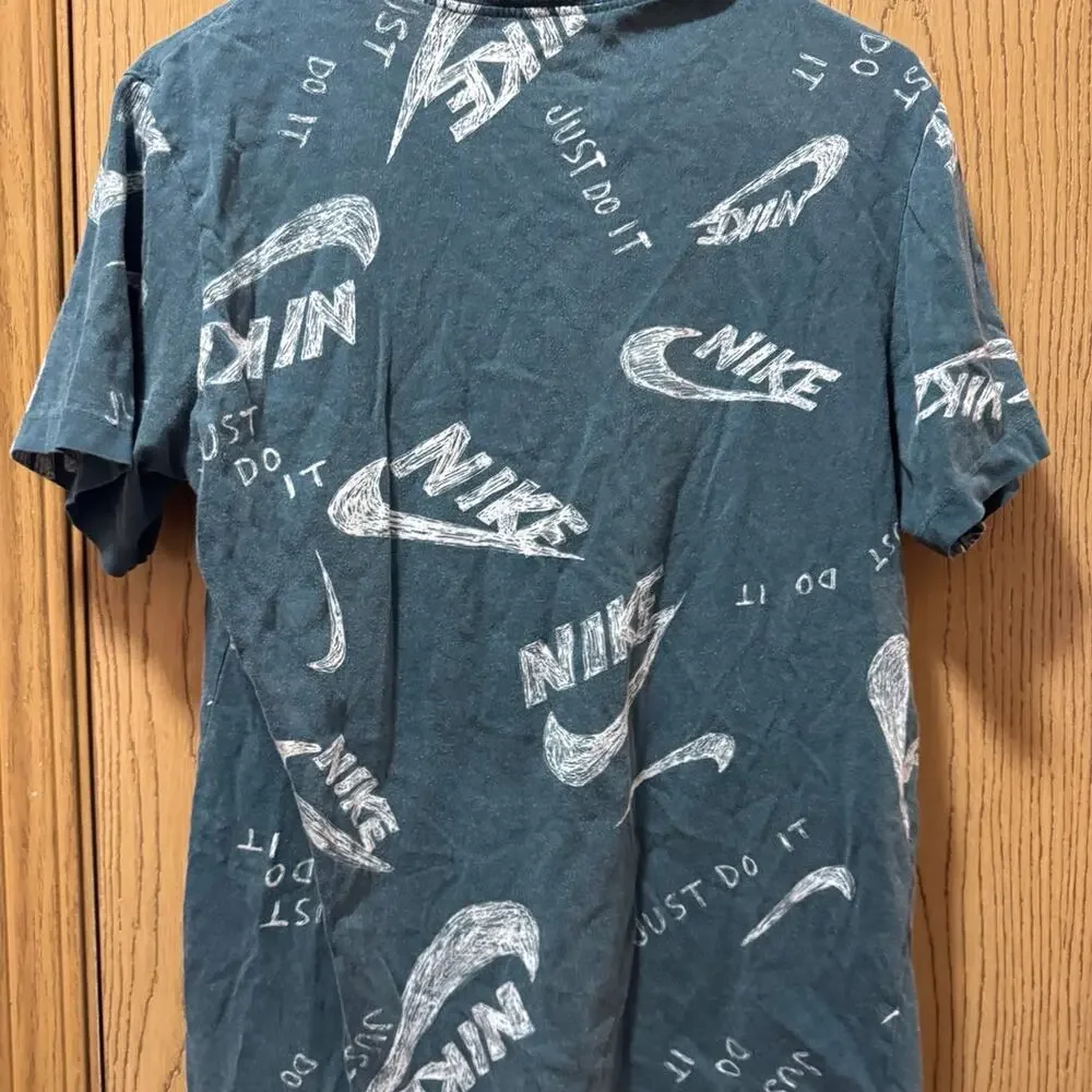 Nike tee men’s shirt size small